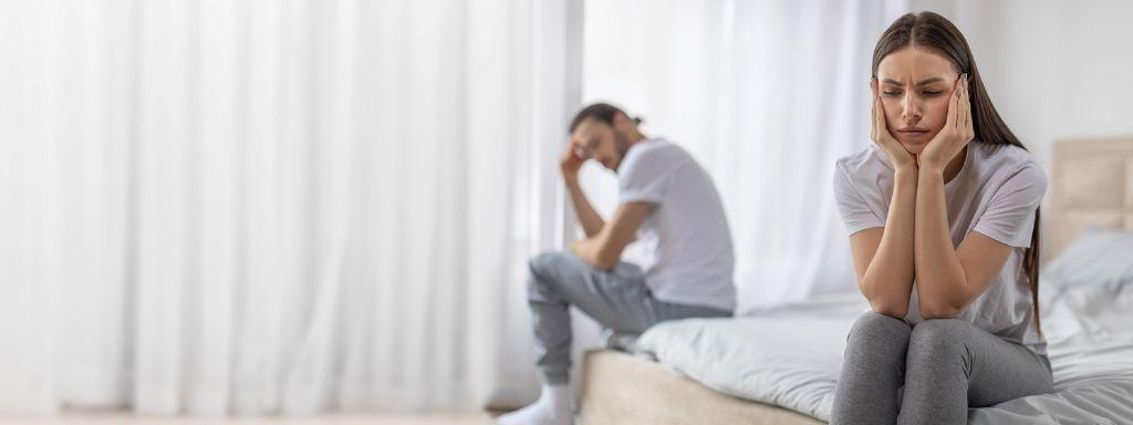 Egy pár feszült helyzetben, a nemi szervi szemölcs okozta nehézségek miatt.